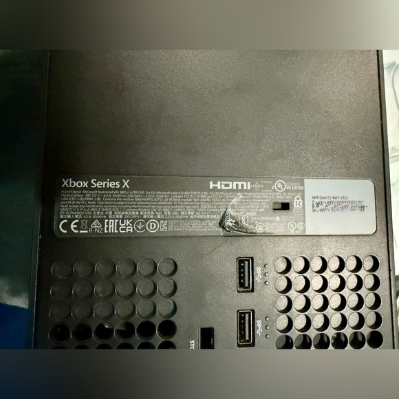 Xbox Series X 1TB BUNDLE - Picture 3 of 3